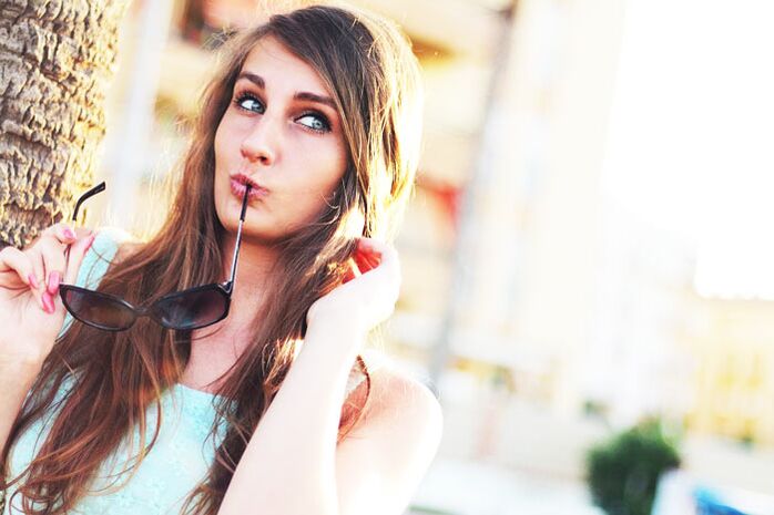 Deklica razmišlja, ali naj se podvrže plastični operaciji povečanja prsi.