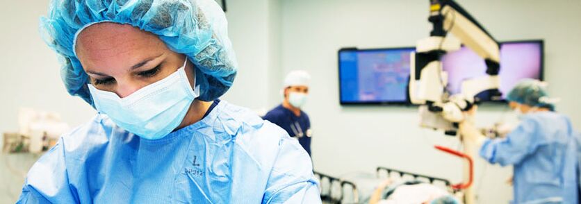 Kirurgi izvajajo plastične operacije za povečanje prsi